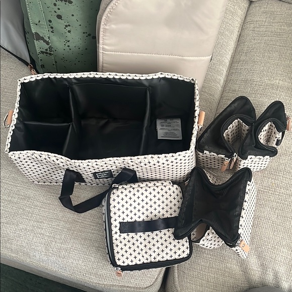 Petunia Pickle Bottom Provision’s 2 in 1 backpack, Inter-Mix cubes & change pad - Picture 8 of 11